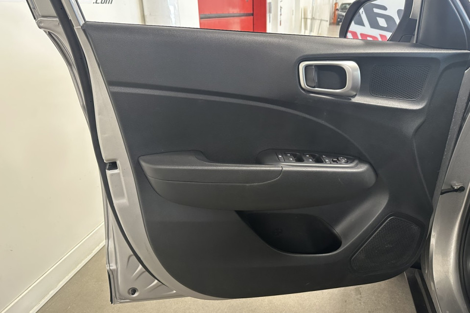 2023 Hyundai Venue - Image 12