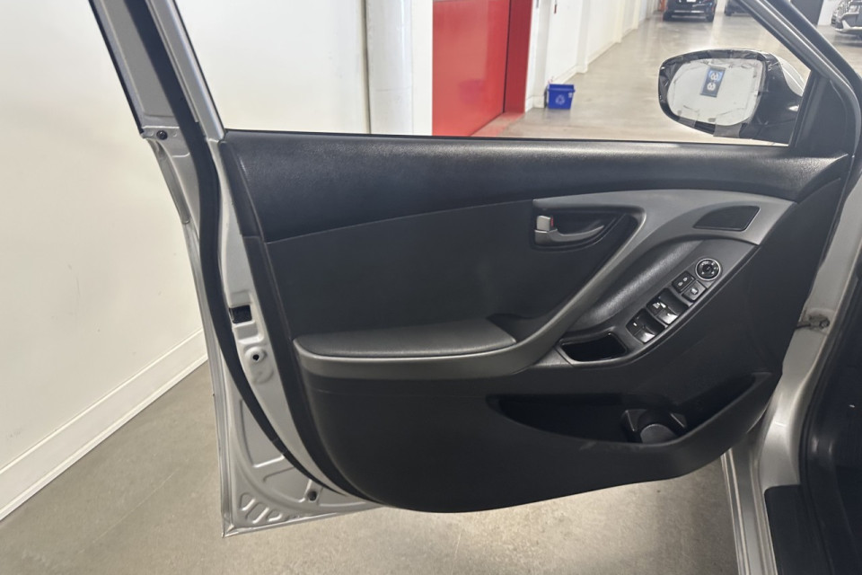 2015 Hyundai Elantra - Image 11