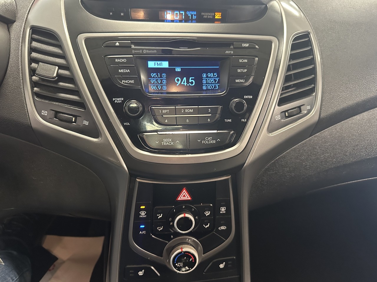 2015 Hyundai Elantra - Image 17