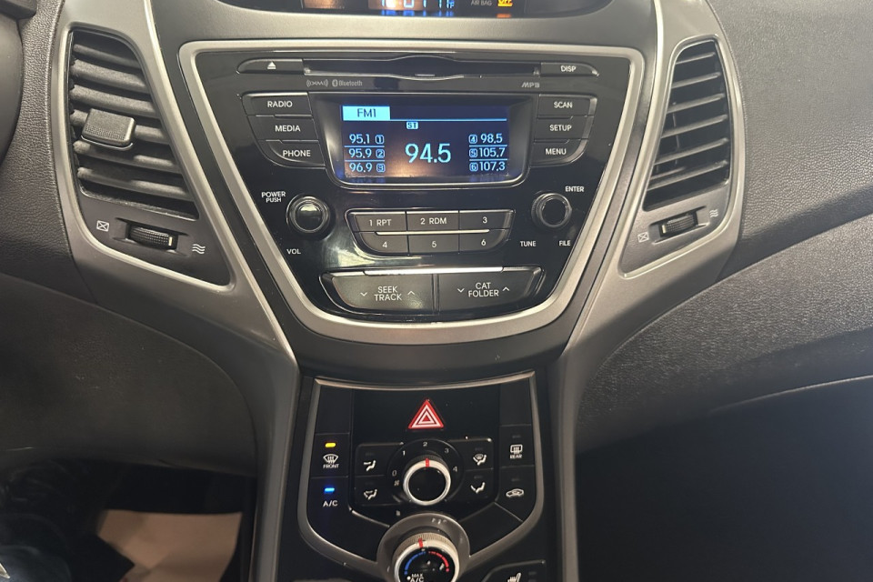 2015 Hyundai Elantra - Image 17