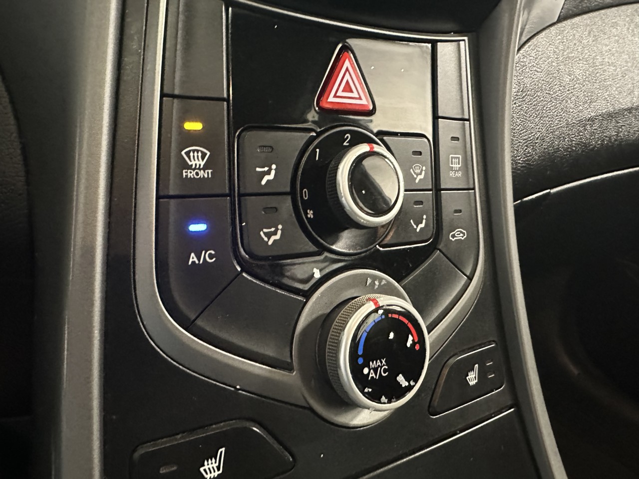 2015 Hyundai Elantra - Image 18