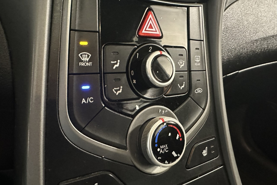 2015 Hyundai Elantra - Image 18