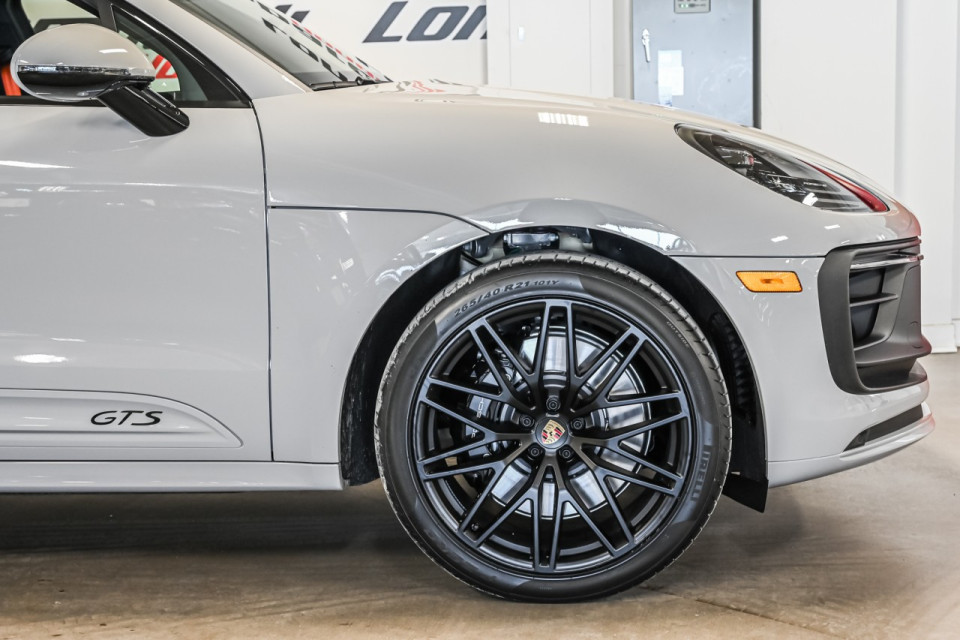 2025 Porsche Macan - Image 3