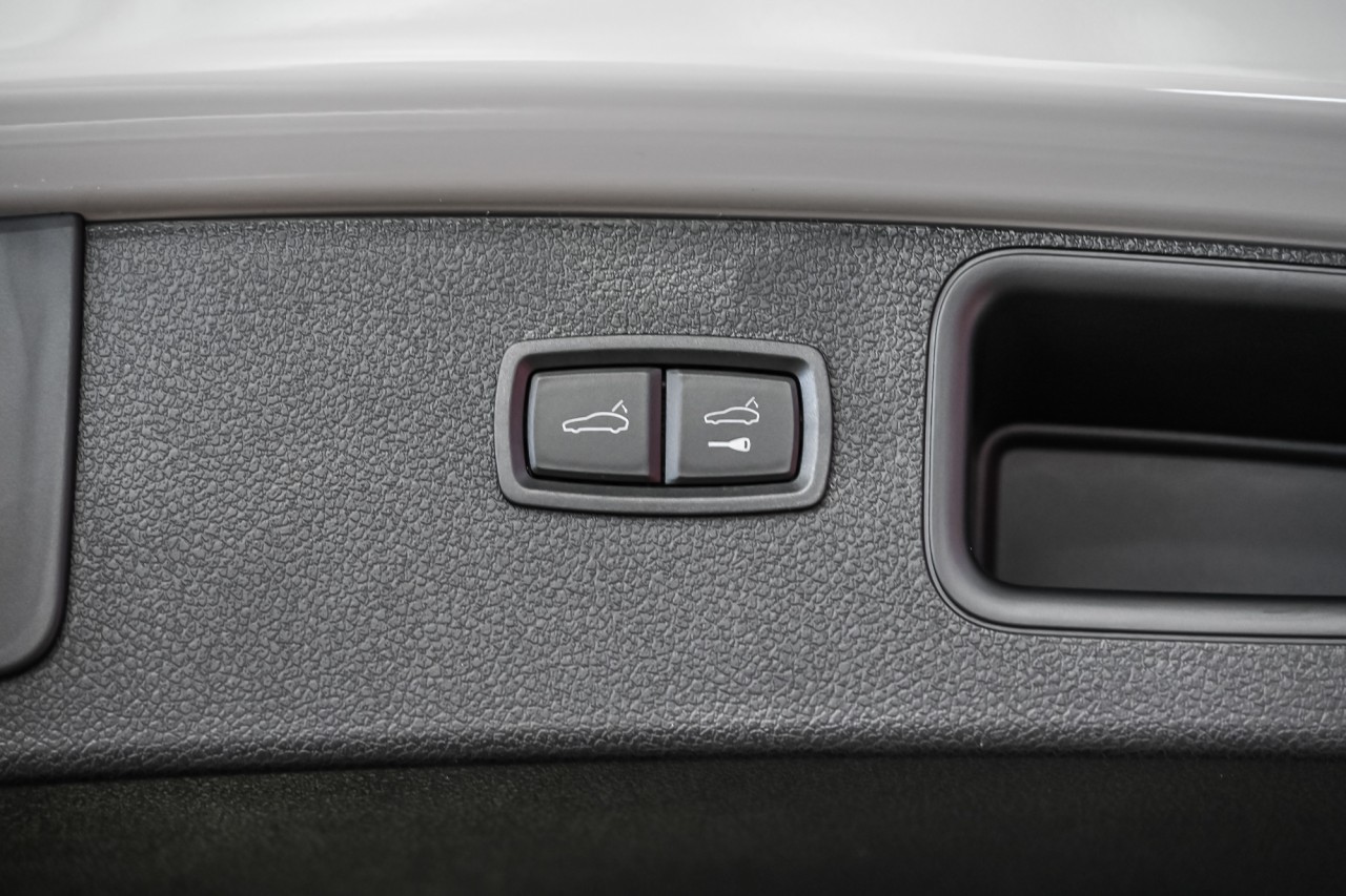 2025 Porsche Macan - Image 10