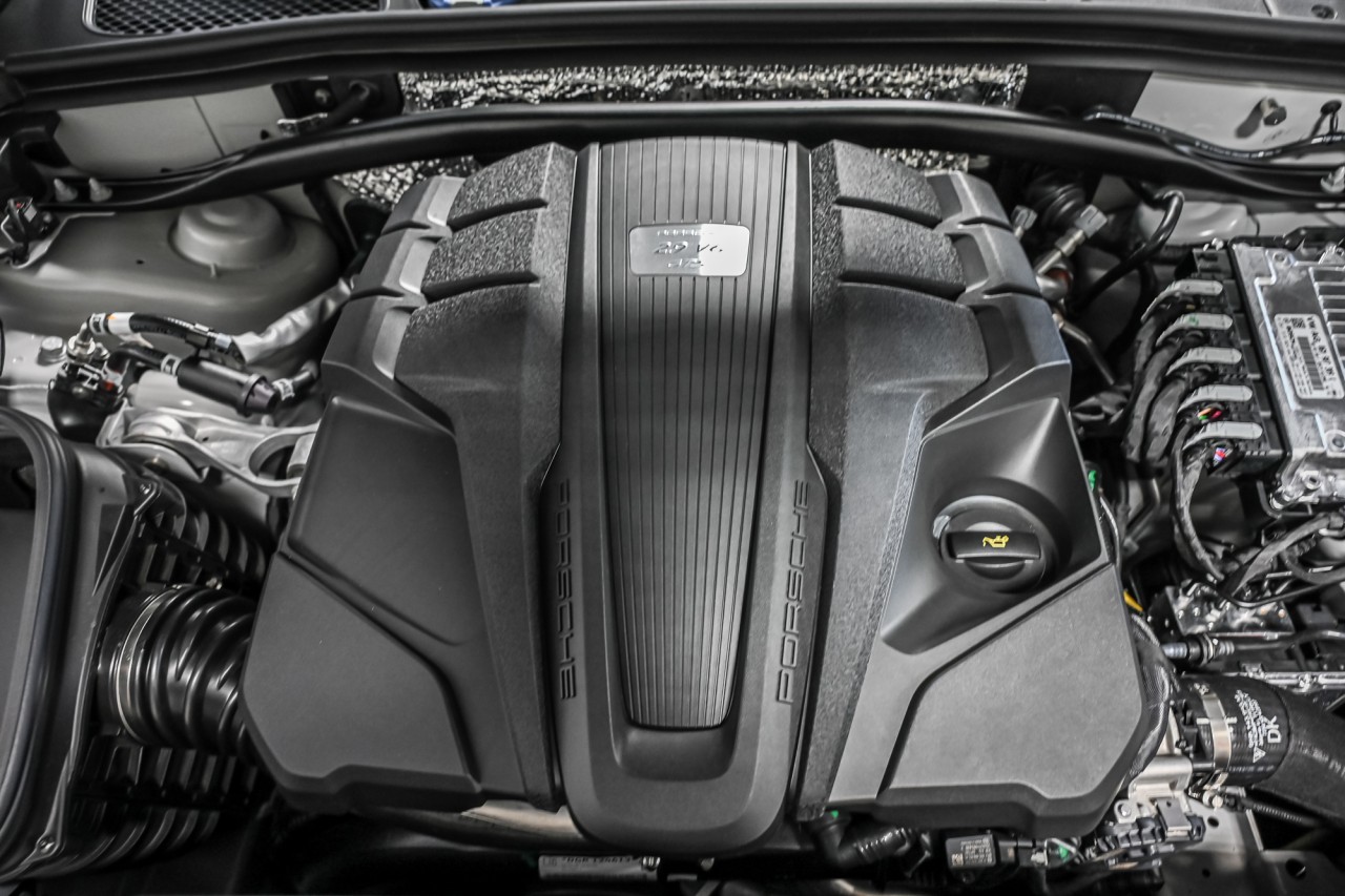 2025 Porsche Macan - Image 11
