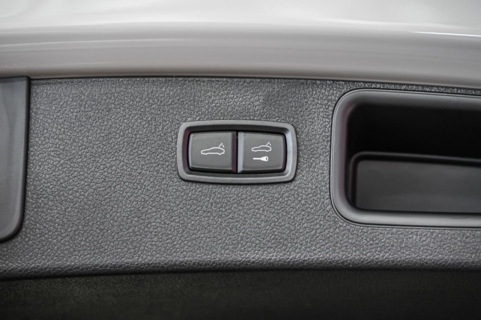 2025 Porsche Macan - Image 10