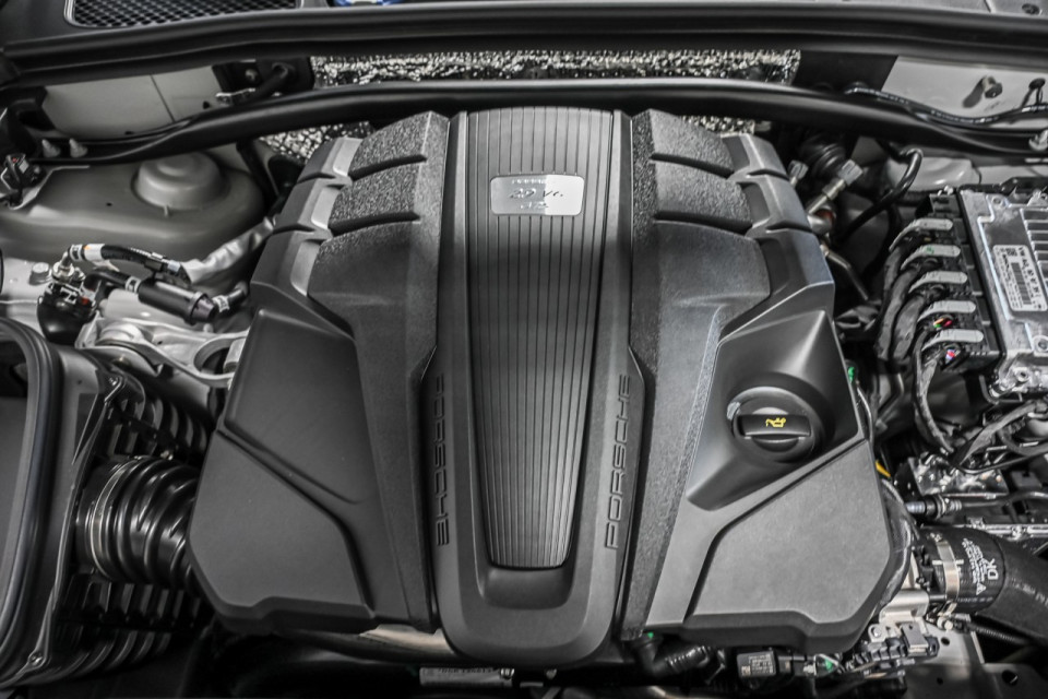 2025 Porsche Macan - Image 11