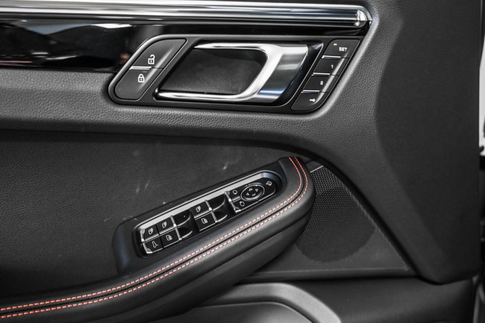2025 Porsche Macan - Image 12
