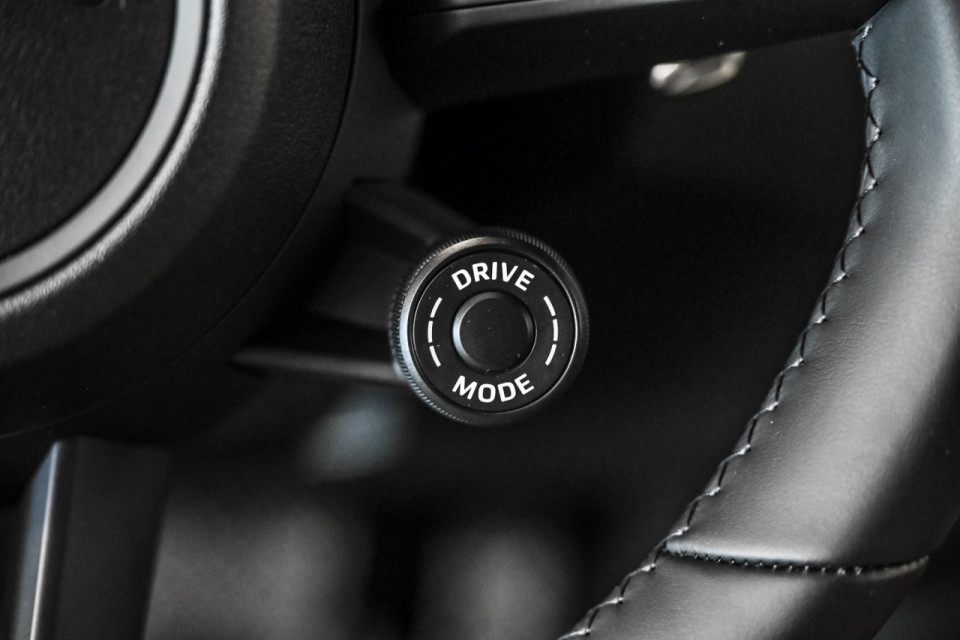 2025 Porsche Macan - Image 16