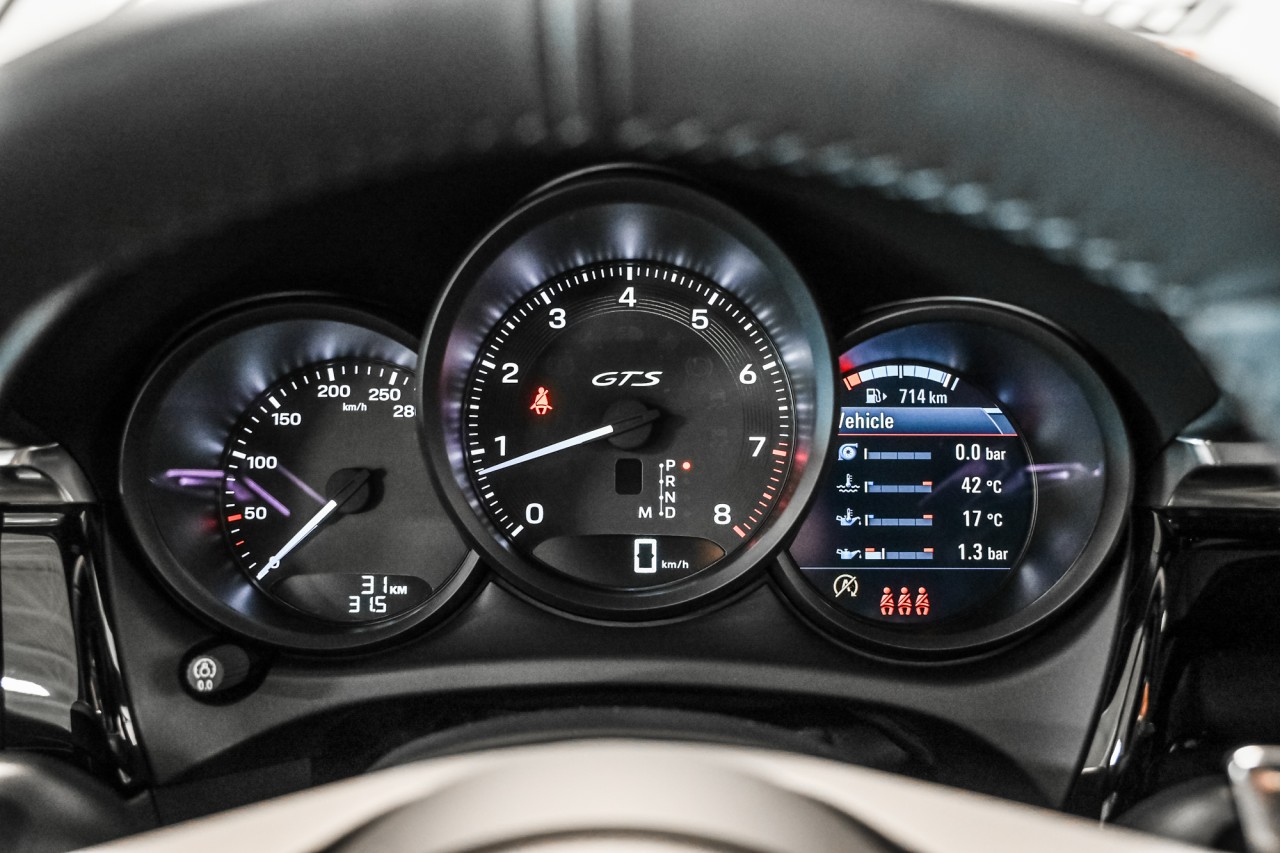 2025 Porsche Macan - Image 18