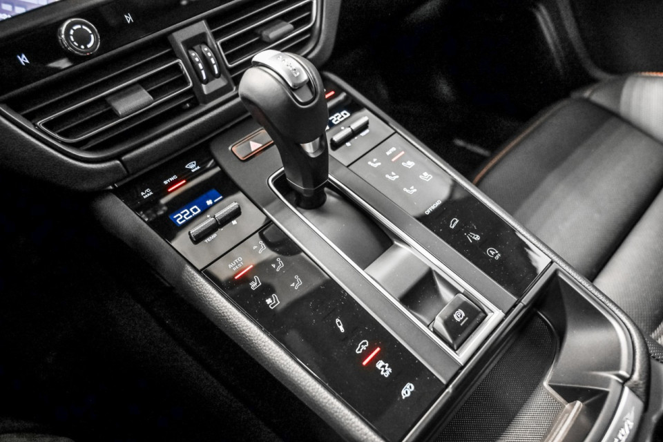2025 Porsche Macan - Image 19