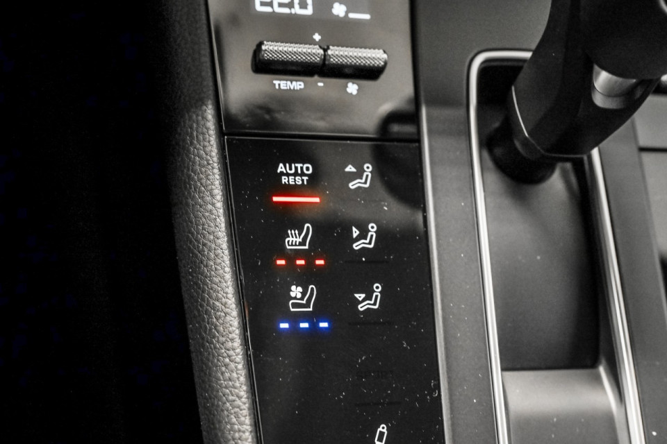 2025 Porsche Macan - Image 20