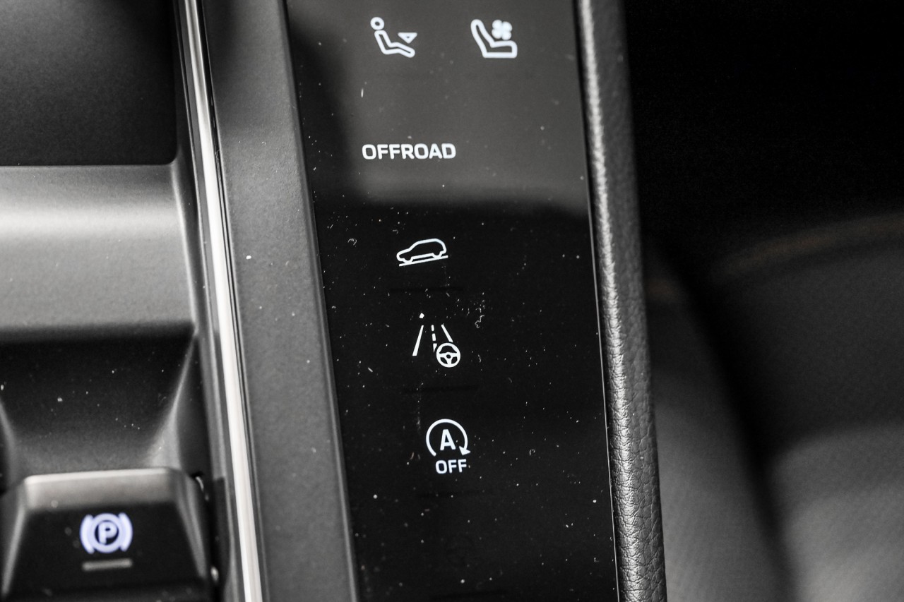 2025 Porsche Macan - Image 22