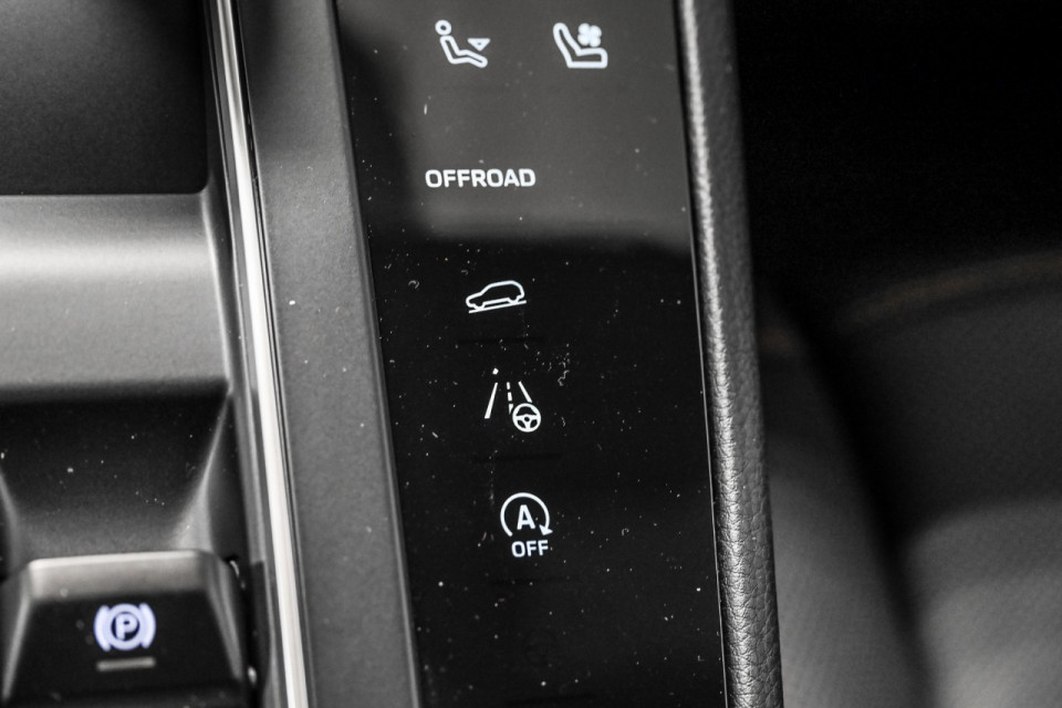 2025 Porsche Macan - Image 22