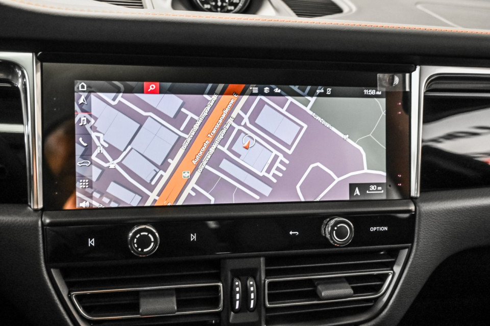 2025 Porsche Macan - Image 24