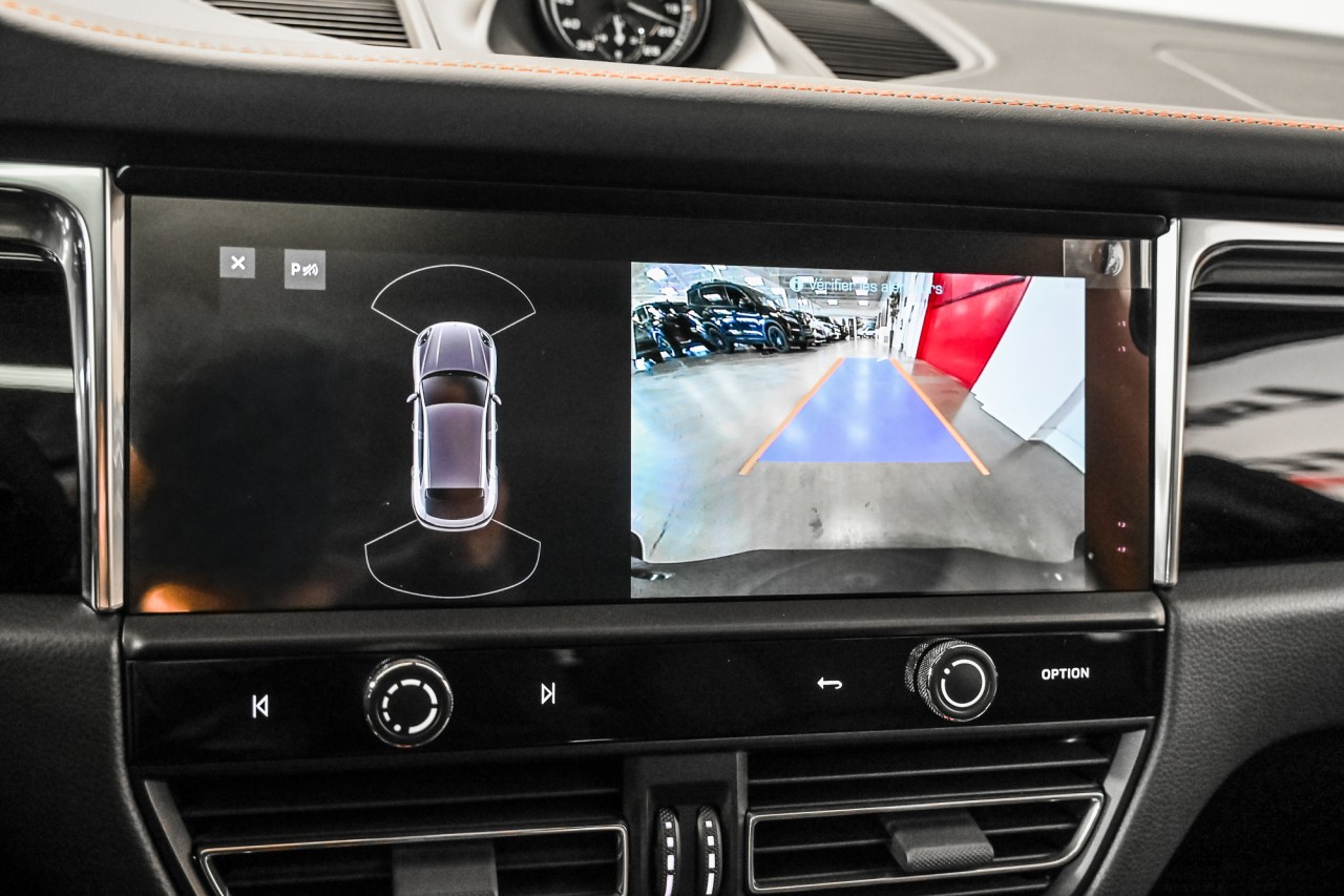 2025 Porsche Macan - Image 25