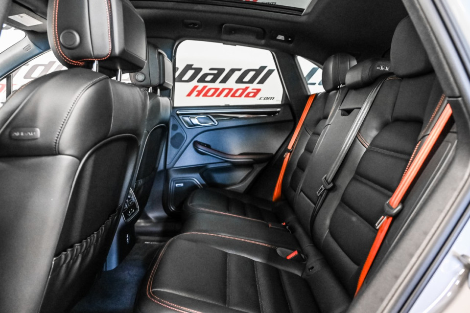 2025 Porsche Macan - Image 27