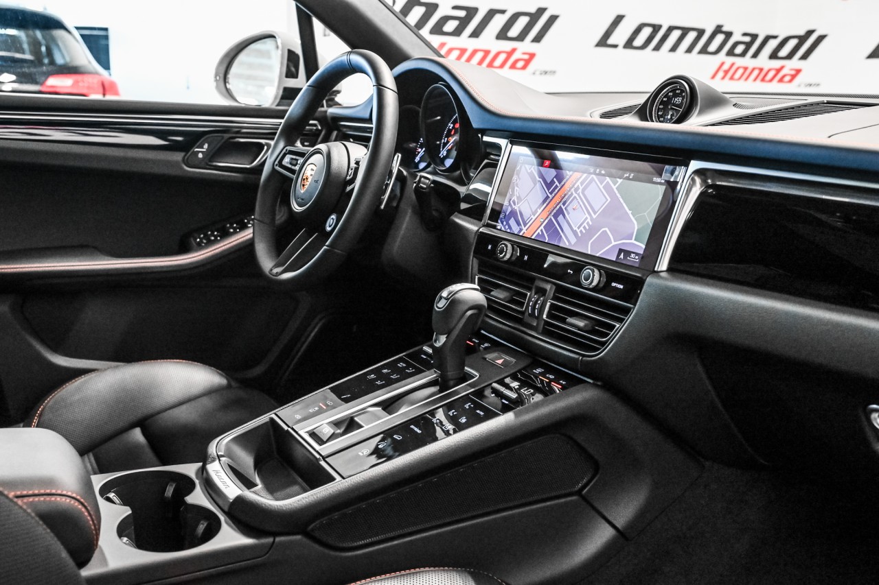 2025 Porsche Macan - Image 30