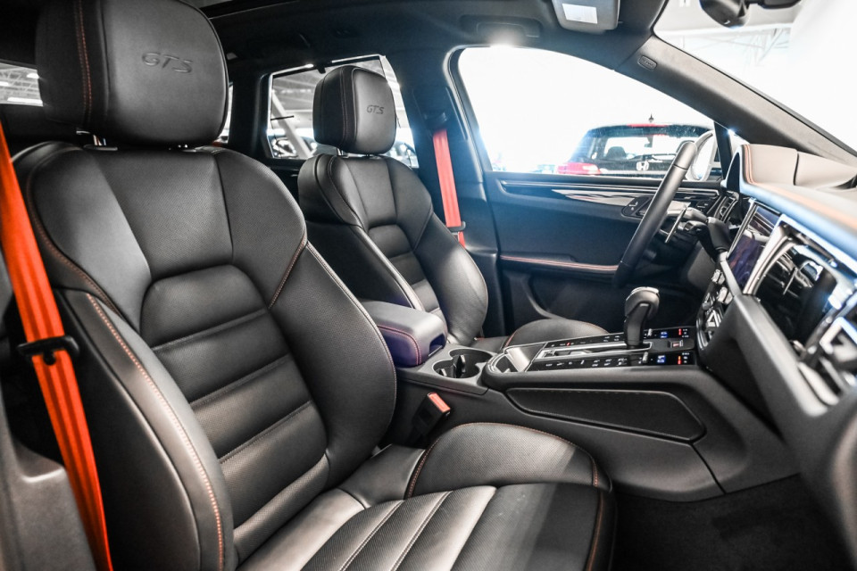2025 Porsche Macan - Image 31