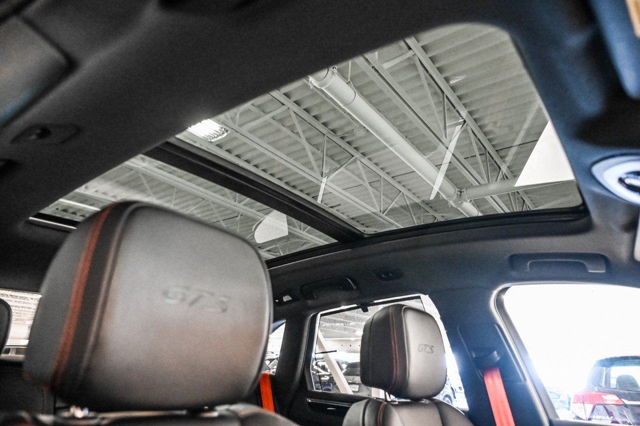 2025 Porsche Macan - Image 32