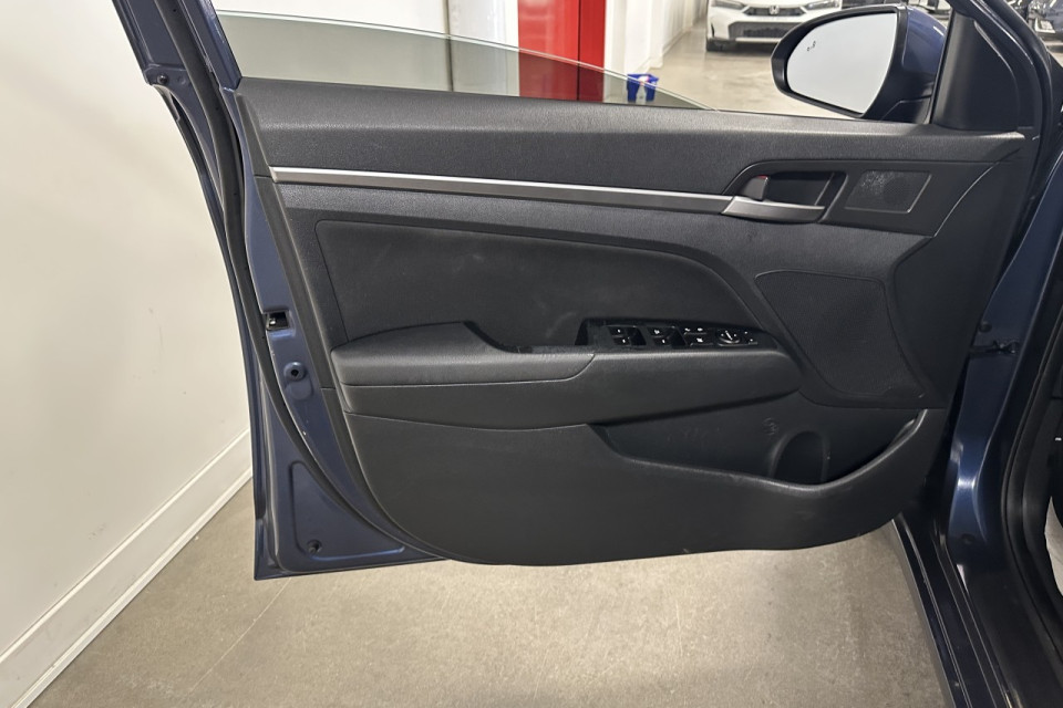 2019 Hyundai Elantra - Image 12