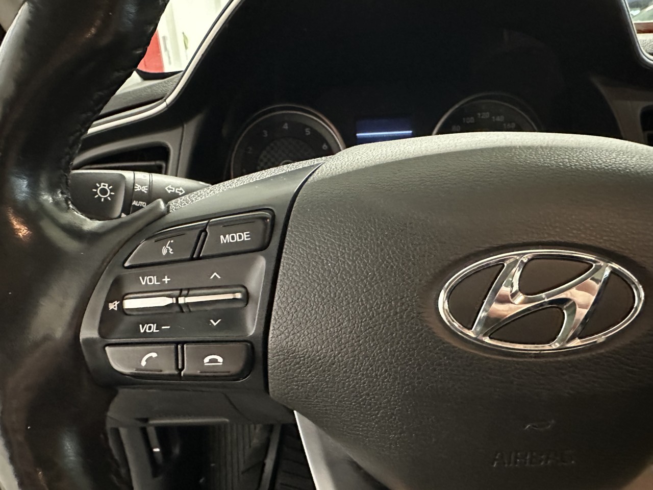 2019 Hyundai Elantra - Image 13