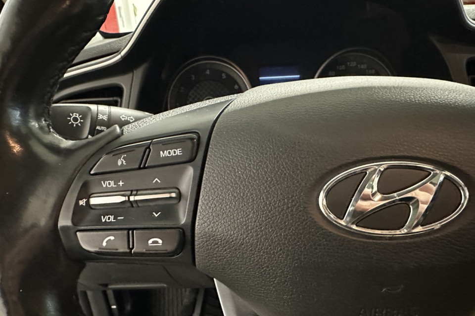 2019 Hyundai Elantra - Image 13