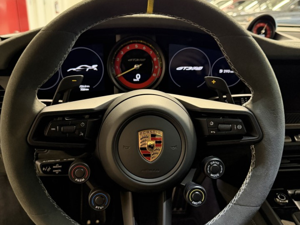 2025 Porsche 911 - Image 13